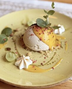 serwowane lody na talerzu