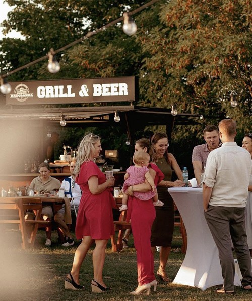 przyczepa cateringowa na imprezie weselnej